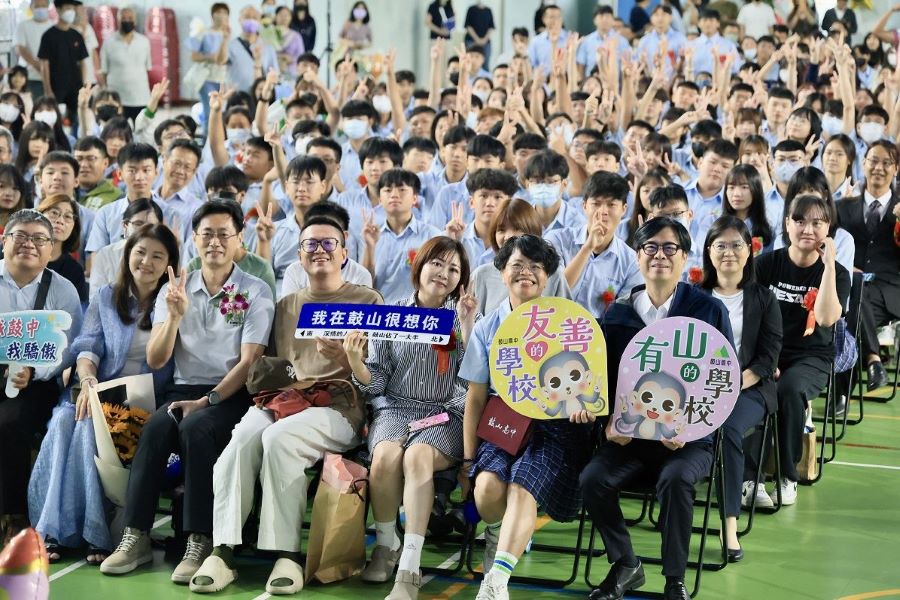 ▲高雄市長陳其邁出席鼓山高中畢業典禮並頒發市長獎，勉勵畢業生勇敢逐夢，成為人生競賽的領先者。
