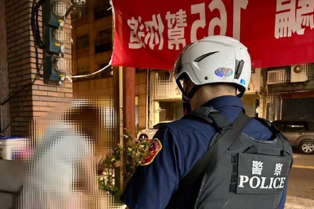酒醉斷片 醉臥人行道 深夜女子路倒 大同暖警護送回家 3 MEITU 20250604 135629765