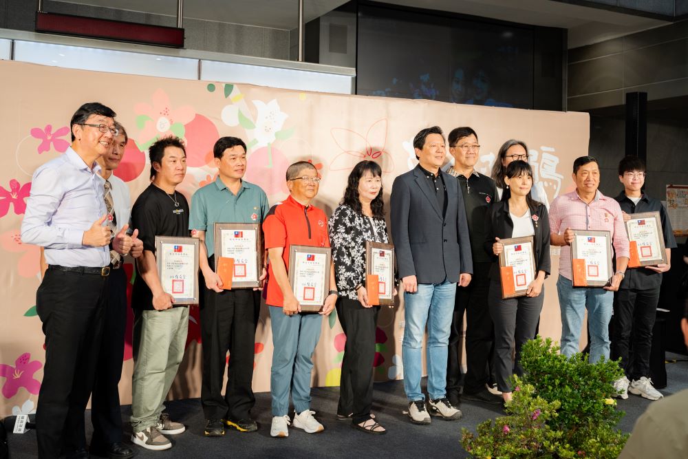萬金杜鵑攝影展出爐 林憶萍鄭明坤師徒聯手奪金銀二獎 2 《圖說》新北市副市長朱惕之與2025萬金杜鵑攝影比賽得獎者合影,左一農業局長諶錫輝。〈農業局提供〉