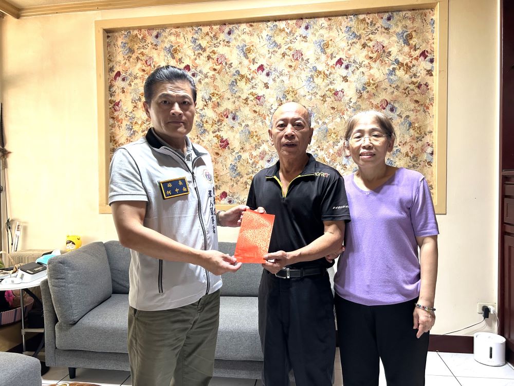 探視慰問住院官兵、徵屬 宜蘭軍服站一早趕三場 4 《圖說》何中南站長慰問服役於陸軍通基廠的鄭姓中士父親。〈宜蘭軍服站提供〉