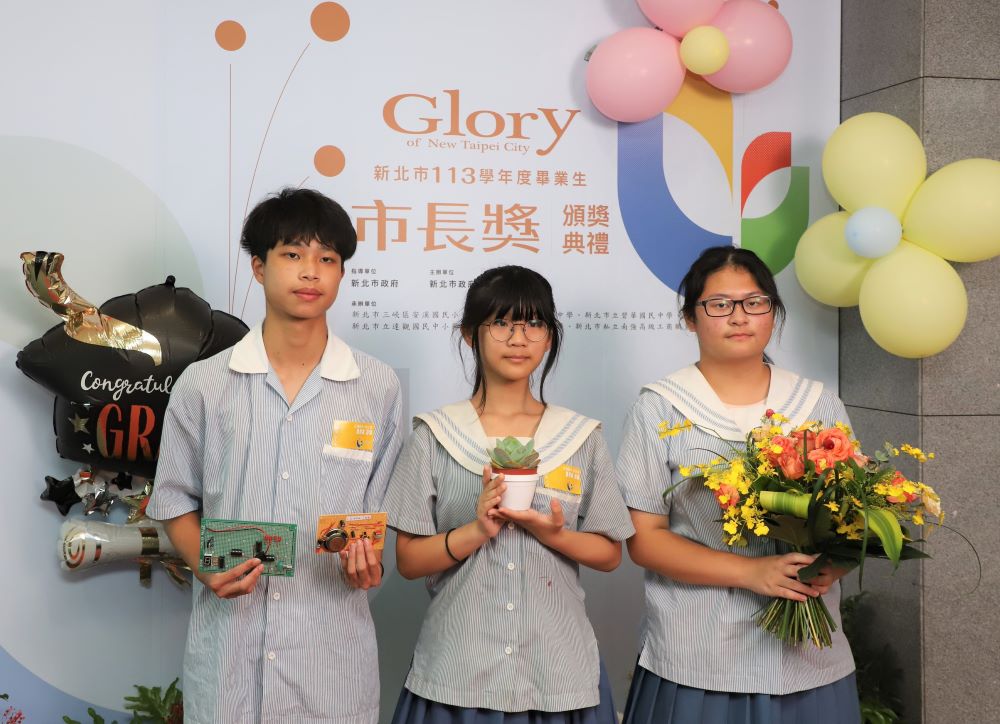 培育頂尖在地人才 新北449位技藝尖兵榮獲市長獎 1 《圖說》正德國中表現亮眼,多人榮登主題冠軍,左1林立倫「基本電子應用」第一名,左2邱芳暄「觀賞植物栽培-植物繁殖」主題冠軍,左3賴又瑄「花藝」主題冠軍。〈教育局提供〉