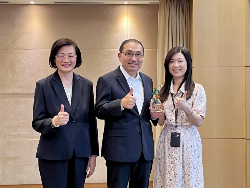 新北社福考核成績亮眼 獲衛福部「優等獎」肯定 5 新北市獲中央社福考核優等,社會局長李美珍左1於市政會議中代表獻獎