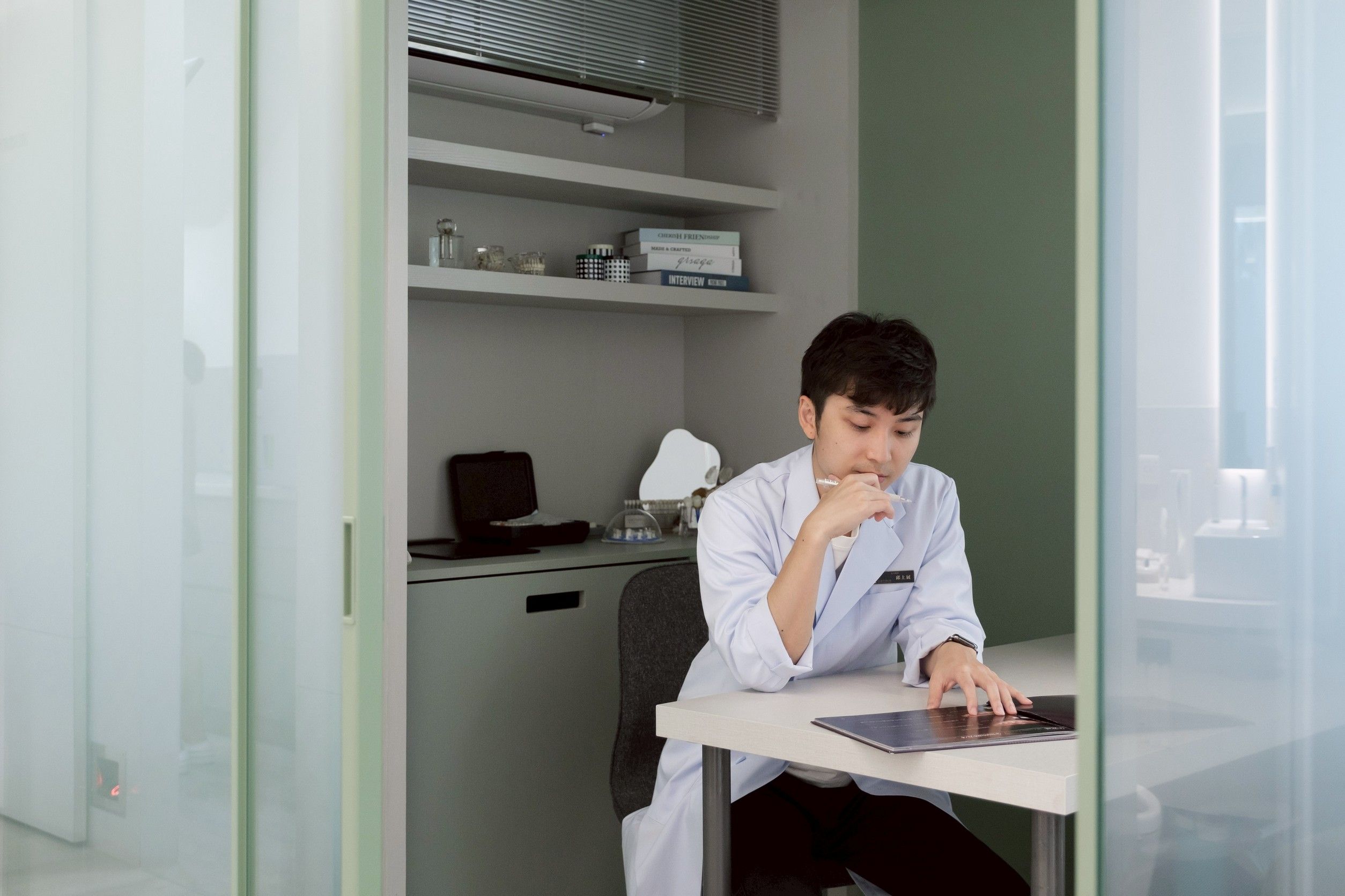 從醫者到領航者 邱上展牙醫師的診所事業進化論 1 ▲邱上展醫師將企業經營邏輯導入牙科診所,創造具擴展性的品牌矩陣。(圖/邱上展提供)