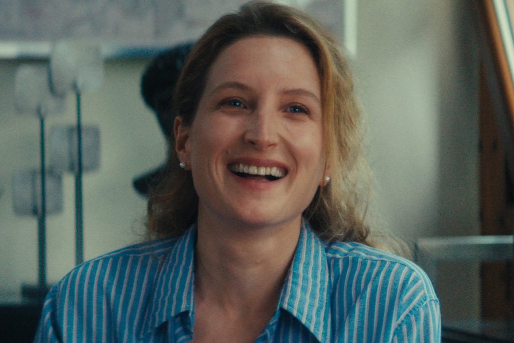 威尼斯影帝為愛接戲《寶藏獵人》 女主角首場戲就緊張苦喊:不能撞死他! 19 003%E3%80%90%E5%AF%B6%E8%97%8F%E7%8D%B5%E4%BA%BA%E3%80%91%E5%8A%87%E7%85%A7 %E8%8C%B1%E8%8E%89%E4%BA%9E%E7%9A%AE%E9%9B%85%E9%A0%93%E9%80%8F%E9%9C%B2%E5%9B%A0%E7%82%BA%E4%B8%80%E5%A0%B4%E9%9A%A7%E9%81%93%E6%88%B2%EF%BC%8C%E8%AE%93%E5%A5%B9%E8%8B%A6%E5%90%9E%E5%B9%BD%E9%96%89%E6%81%90%E6%87%BC%E7%97%87