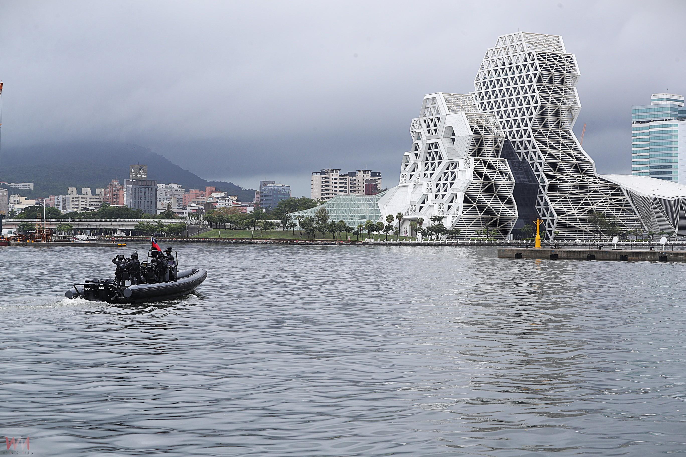 跟著海巡出任務!高雄港「海空分列式」首次近距離開放觀賞 - https://www.watchmedia01.com