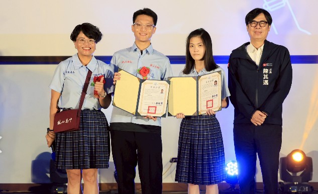 出席鼓山高中畢業典禮 陳其邁勉勵畢業生勇敢逐夢 - https://www.watchmedia01.com