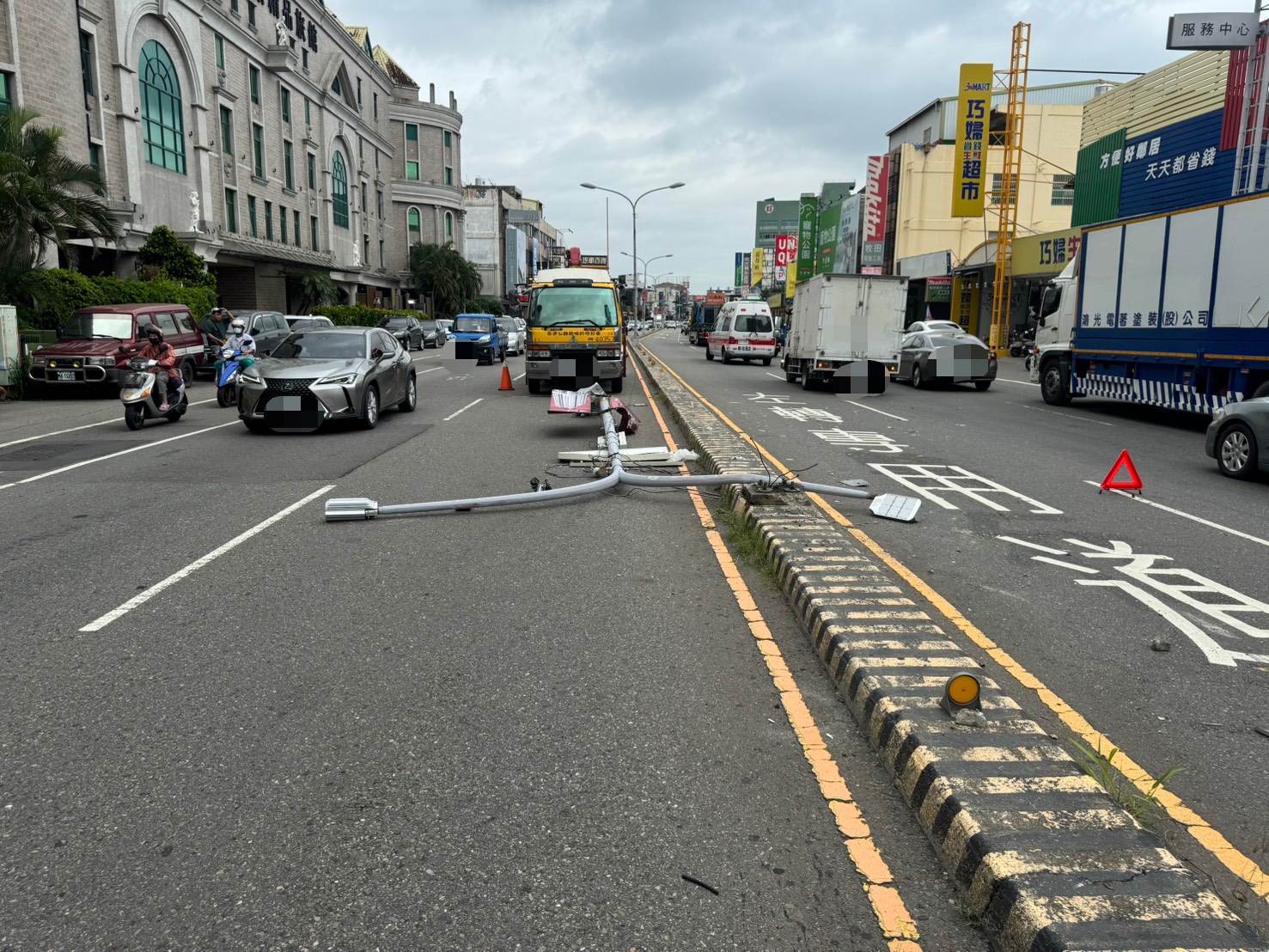 (有影片)/彰化中央路休旅車突失控撞燈桿 三車受損駕駛輕傷送醫 - https://www.watchmedia01.com