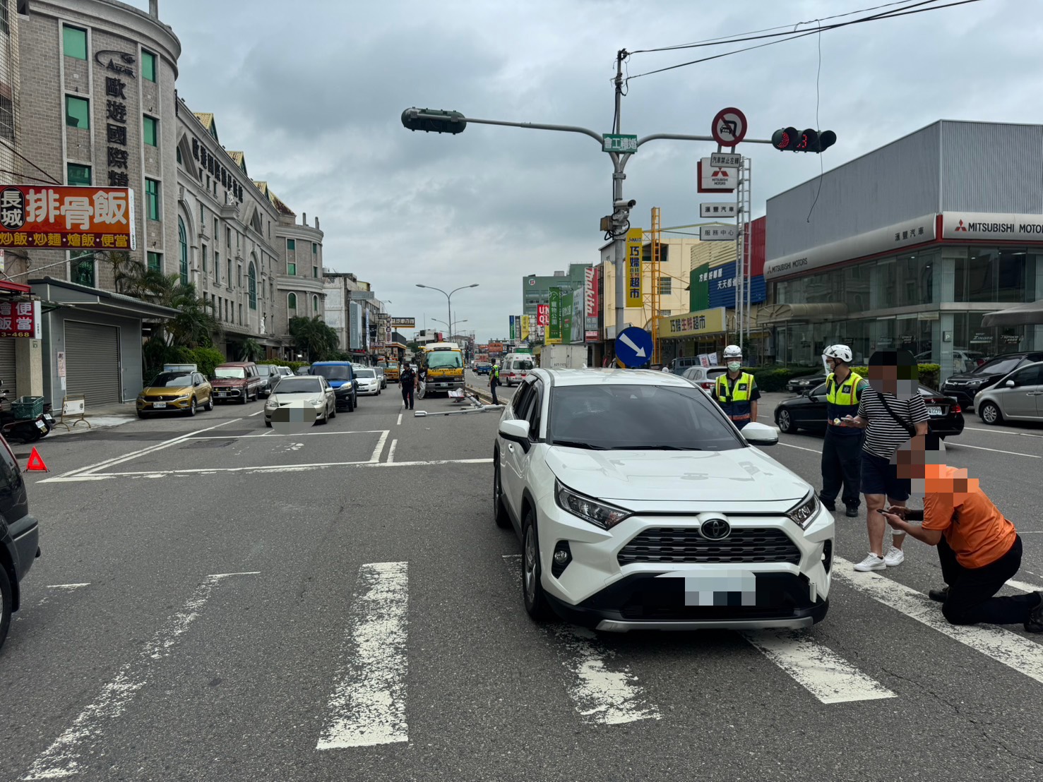 (有影片)/彰化中央路休旅車突失控撞燈桿 三車受損駕駛輕傷送醫 - https://www.watchmedia01.com