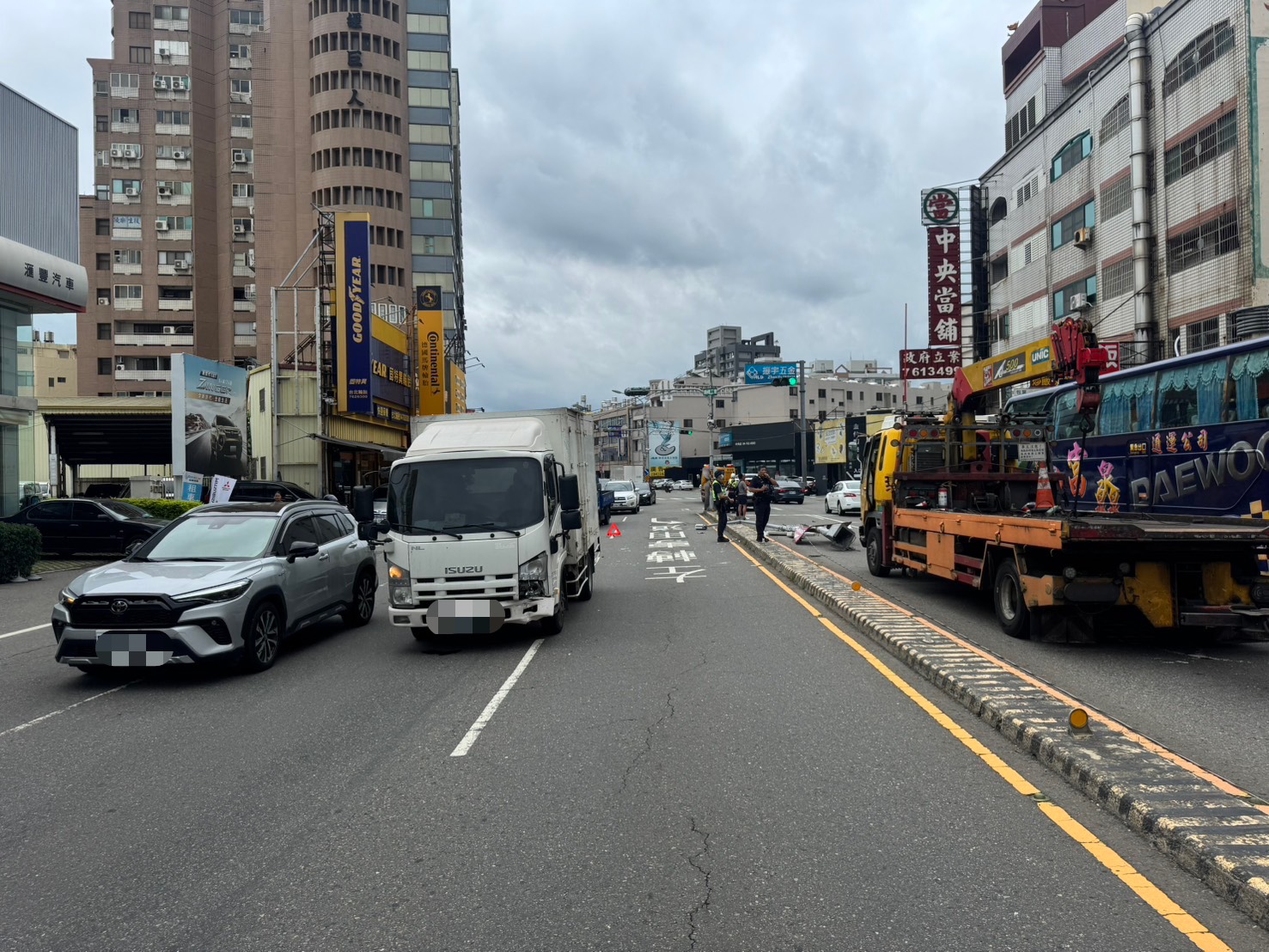 (有影片)/彰化中央路休旅車突失控撞燈桿 三車受損駕駛輕傷送醫 - https://www.watchmedia01.com