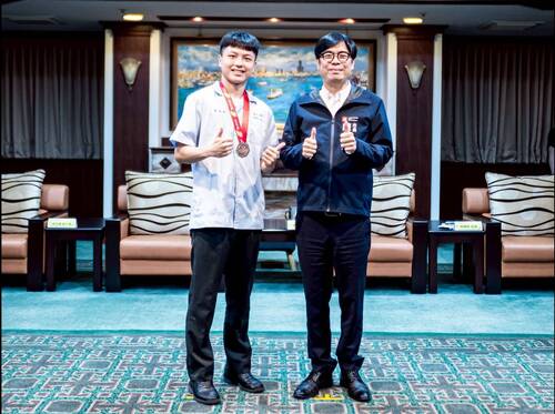 就讀高苑工商的卓冠和同學(左)投身志工服務表現優異,榮獲「傑出志工獎」。