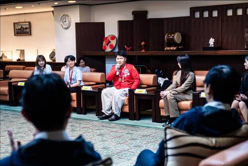 立志中學邱宥學(紅衣者)自小即加入童軍團,參加過程中學習到豐富的服務經驗。