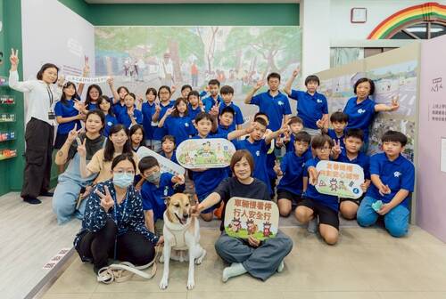 高市圖新閱分館舉辦「人本交通之小小飼主遊戲工作坊」打造寵物伴讀與人本交通教育實驗室,將交通觀念、閱讀素養與生命教育三者結合,引導國小學童從遊戲與實作中理解「人與動物共好」的行動精神。
