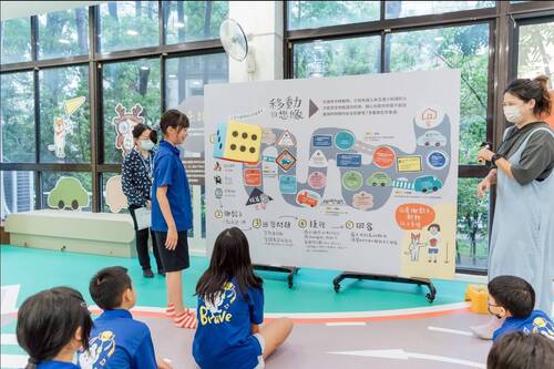 高雄市立圖書館與內政部國土管理署、高雄市政府交通局合作推動「閱讀交通慢看停」計畫,攜手無尾香蕉動物學校於今(4日)上午特別邀請信義國小學童做為首發,在高市圖新閱分館舉辦「人本交通之小小飼主遊戲工作坊」