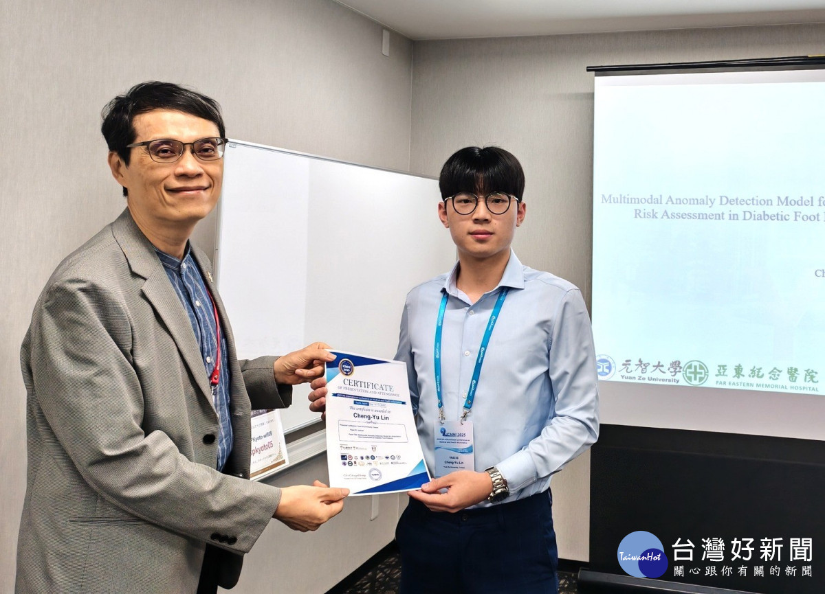 榮獲大學組冠軍的林呈宇(右)