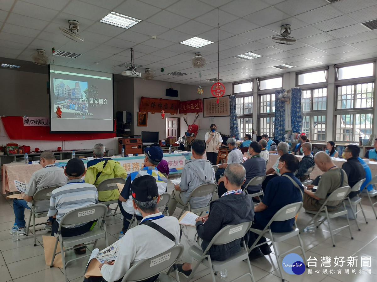 新竹榮家廖社工員實施該家簡介，鼓勵榮民入住。