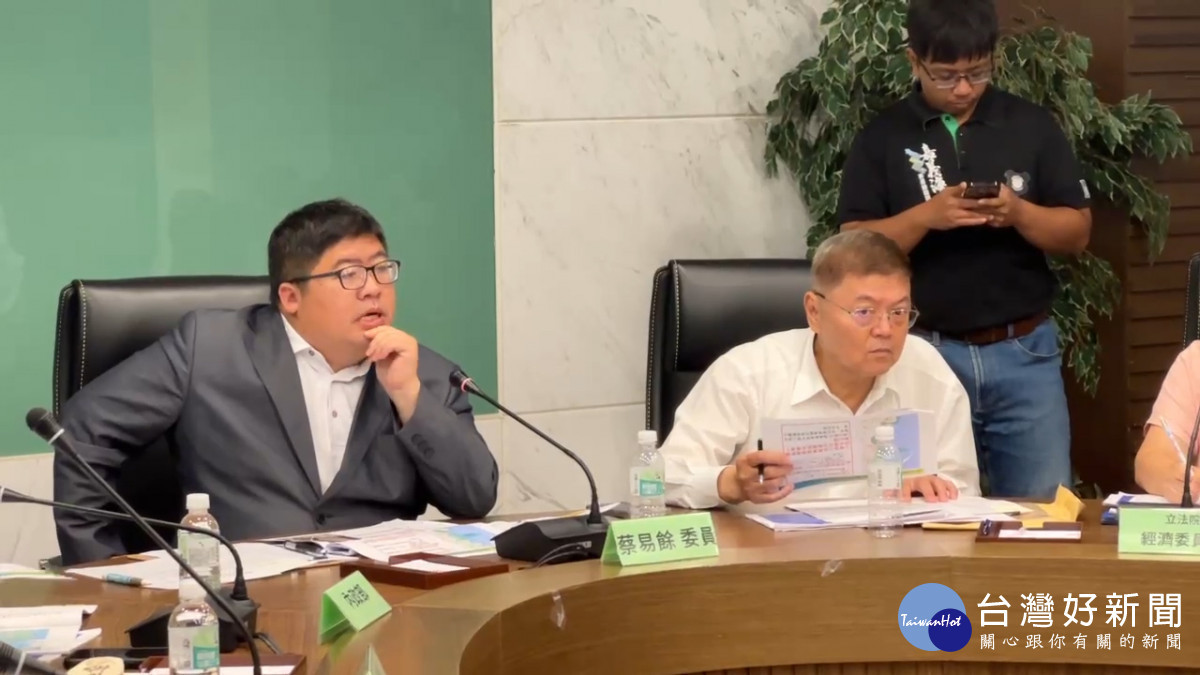 立法院經濟委員會召委蔡易餘昨天邀集經濟部水利署等相關部會，在嘉義縣政府共同考察「布袋第三漁港北側填海造陸」初部構想／翻攝照片