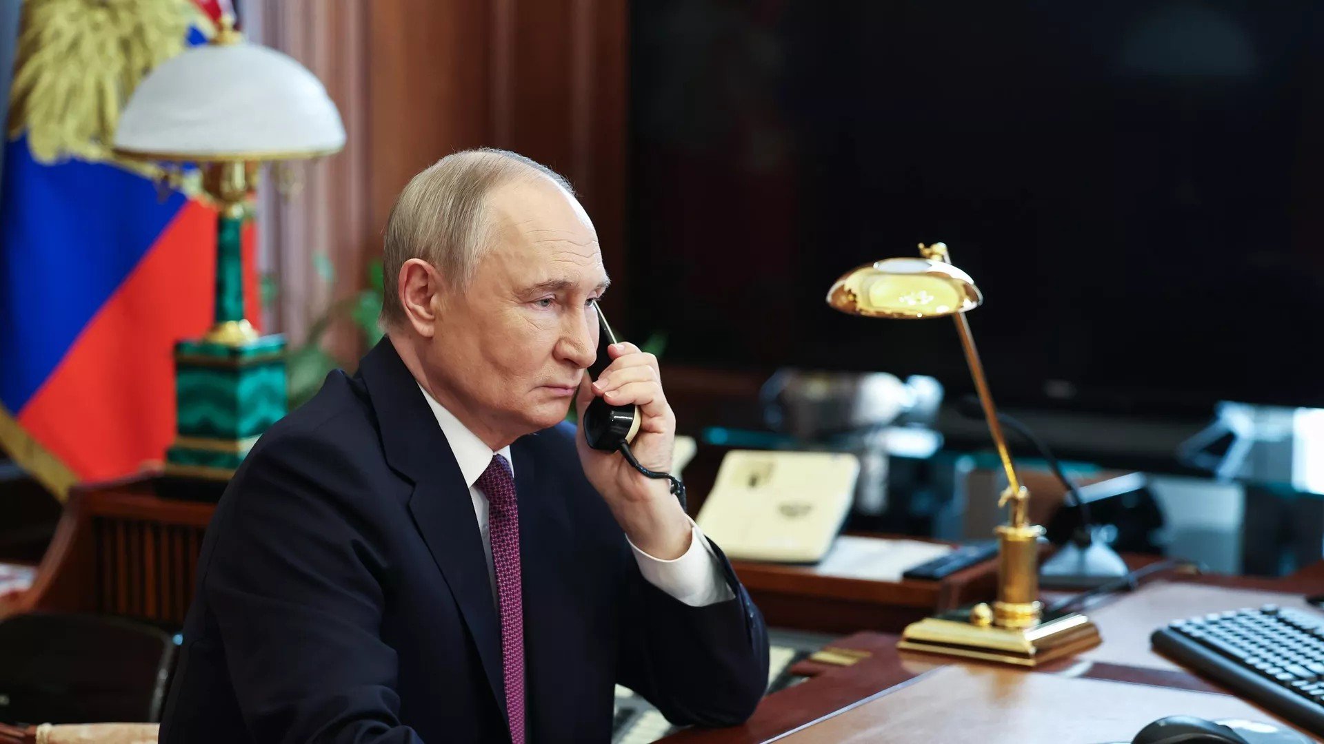 克里姆林宮貼出普丁與教宗通話的照片,普丁神情很嚴肅。翻攝俄羅斯通訊社