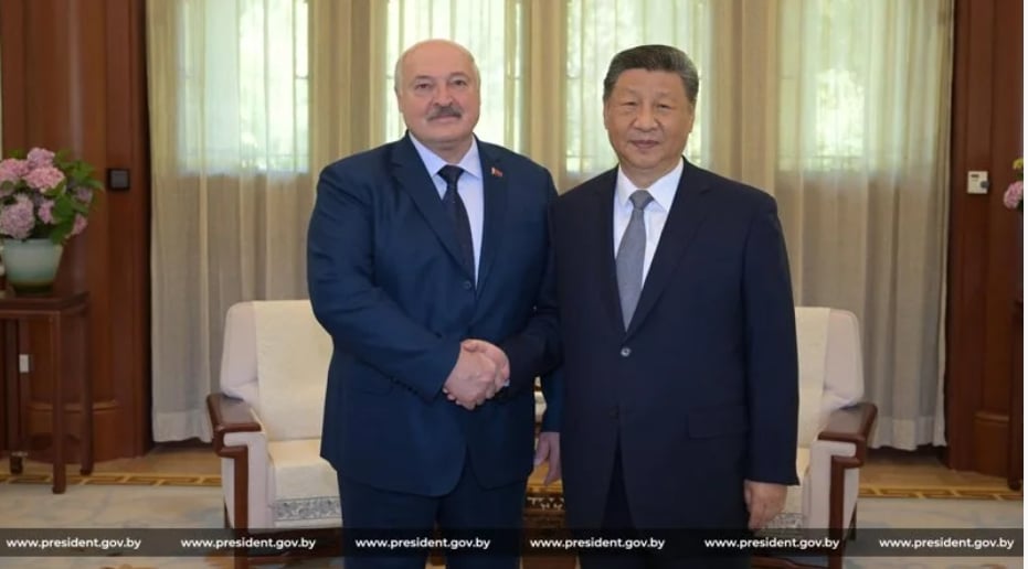 習近平和盧卡申科在中南海茶敘,結束14天未公開露面,外界對他動向的猜測。翻攝白俄羅斯總統辦公室網站