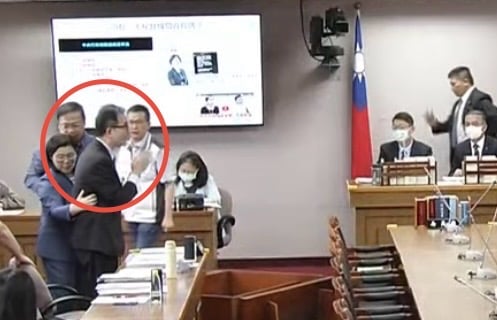 劉建忻(紅圈處)倒地後,眾人急忙將他扶起,主席吳宗憲(右1站立)上前去了解情況。翻攝國會直播