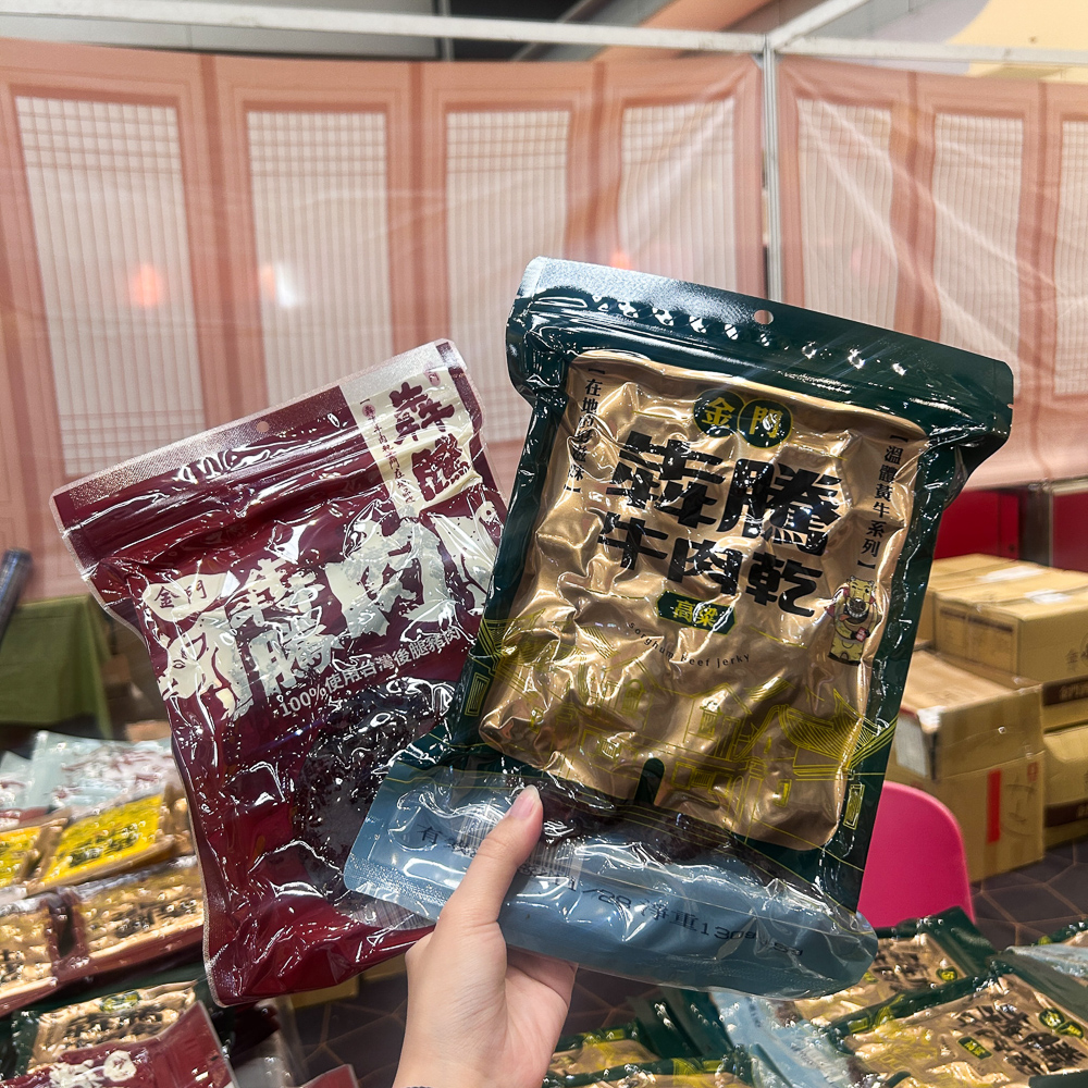 ▲金門文化物產展限定店內販售金門在地特產。（圖/新光三越高雄左營店提供）