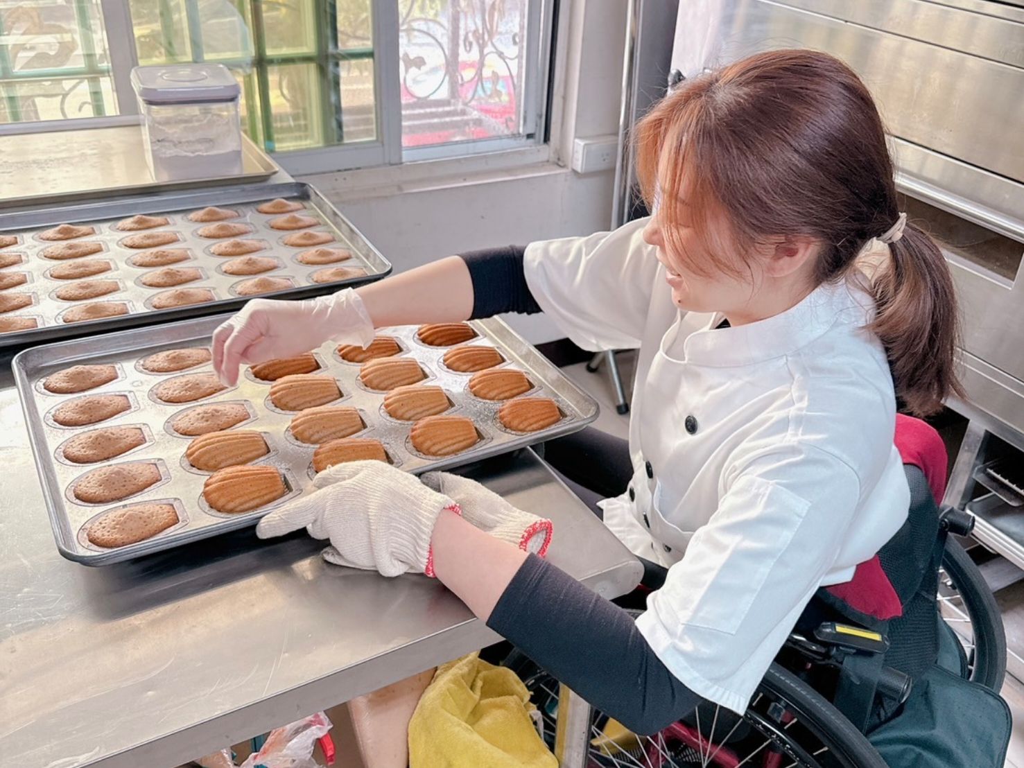 ▲生命勇士游心瑀,坐輪椅仍不放棄甜點製作。(照片取至貓頭鷹法式手工甜點粉專)