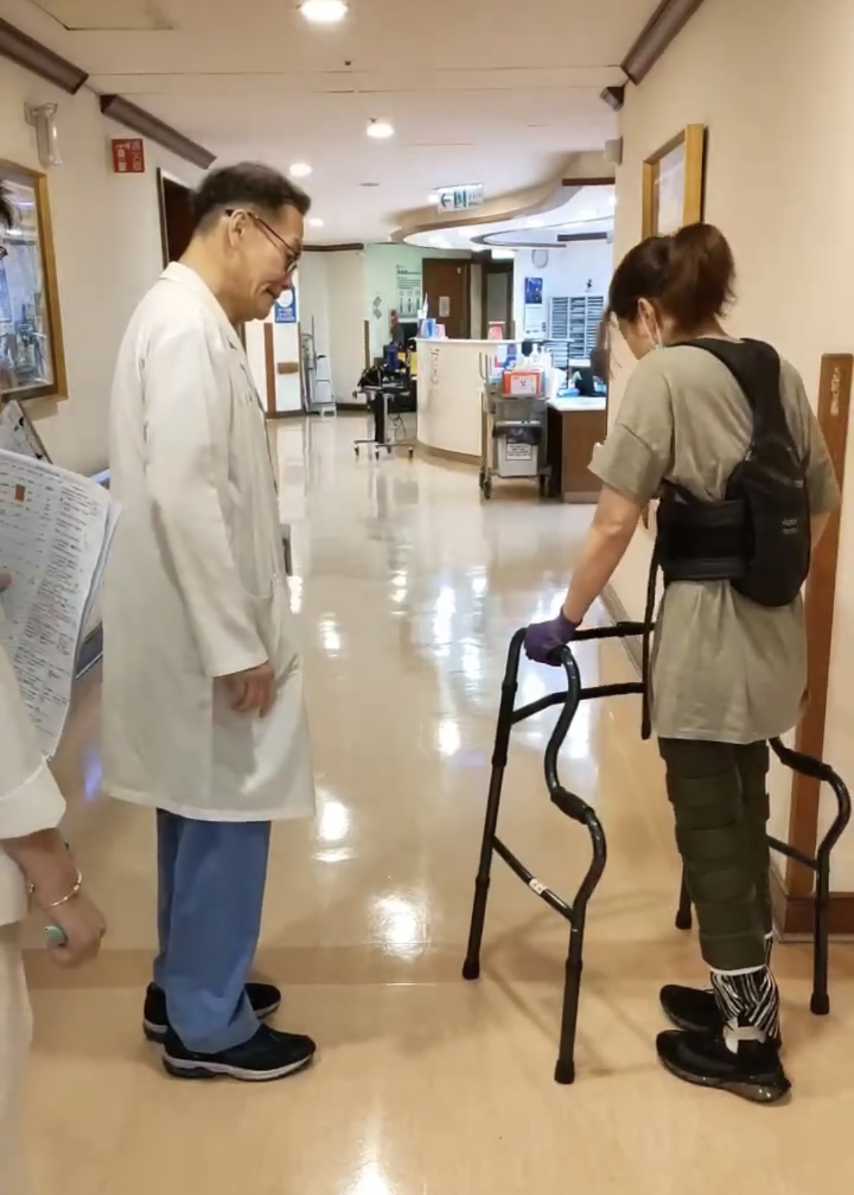 ▲游心瑀回診追蹤術後狀況。(記者/陳維鈞翻攝）