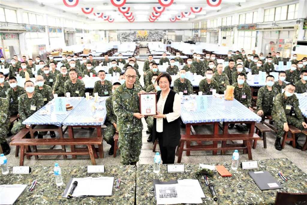 ▲彰化縣長王惠美關心彰化子弟兵,4日上午由縣府民政處副處長陳俊南、彰化縣軍人服務站長魏治民等人陪同,前往嘉義中坑營區探視陸軍第225梯次縣籍役男共109人,受到營區長官及受訓役男熱烈歡迎。(彰化縣政府提供)