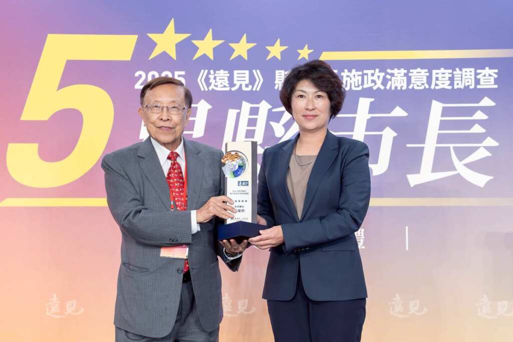▲饒慶鈴蟬聯《遠見》五星縣長，領獎展現慢經濟施政成果。（臺東縣政府提供）