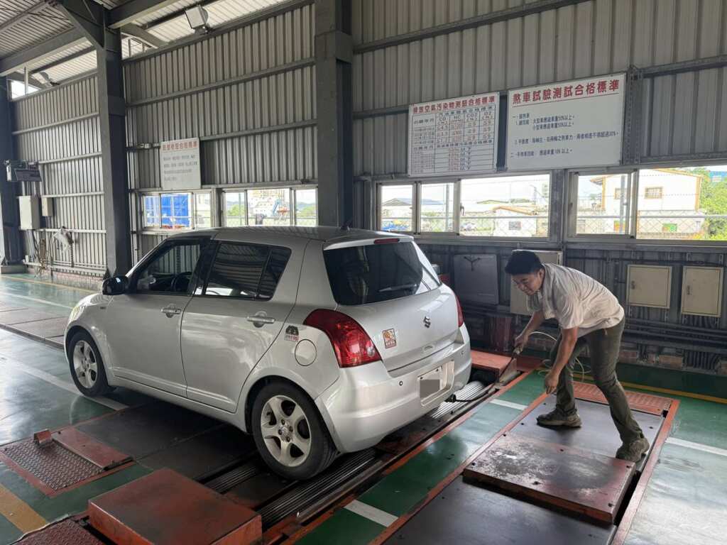 ▲車齡滿8年汽油汽車須每2年定檢。(臺東縣環保局提供)