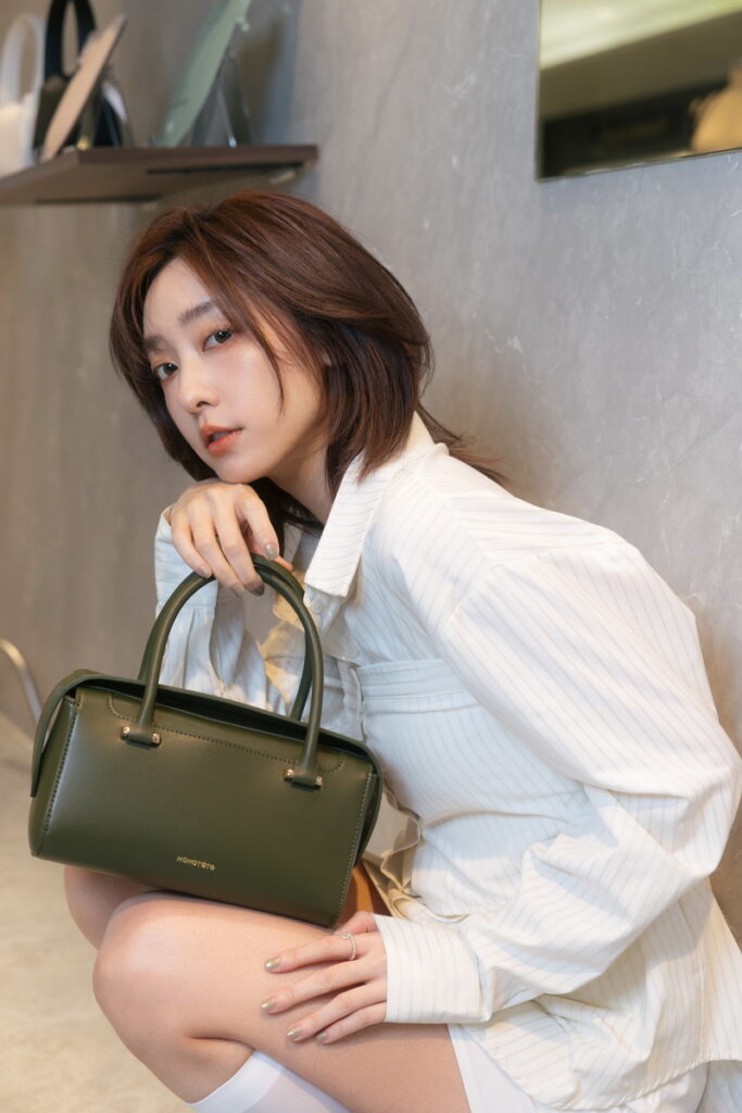 品牌摯友席惟倫演繹夏日穿搭公式 必收時髦IT BAG_手提法棍包 Élan_墨綠_建議售價NT$3,880