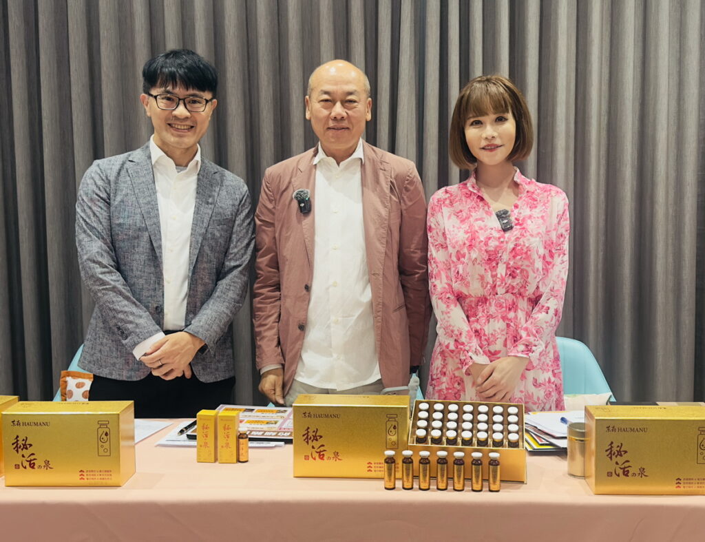 東森購物日前舉辦新品發表會,公開多項以天然成分為基礎、結合學術研究成果的全新健康產品。 (左起臺大東森生技暨生醫研發中心主持人陳彥榮教授、華陀董事長朱溥霖及購物專家斯容)