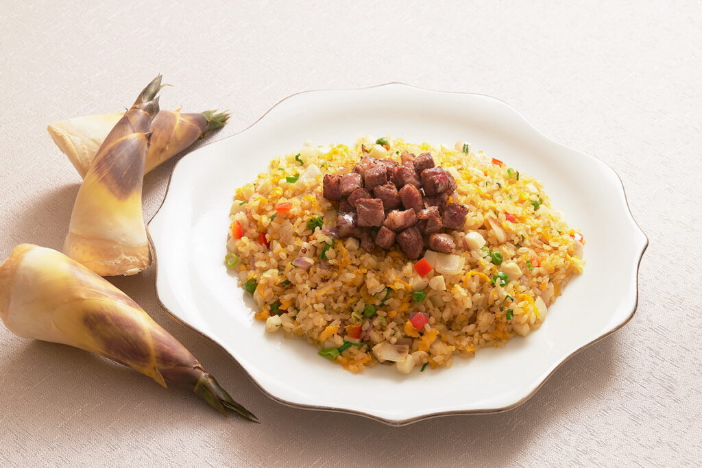 凱華樓綠竹筍季推出受大眾喜愛的「日本和牛竹筍炒飯」,將油花豐盈的和牛與脆嫩綠竹筍拌炒,粒粒分明的炒飯,牛香與筍甜交織,香氣四溢。。(圖/ JR東日本大飯店台北)