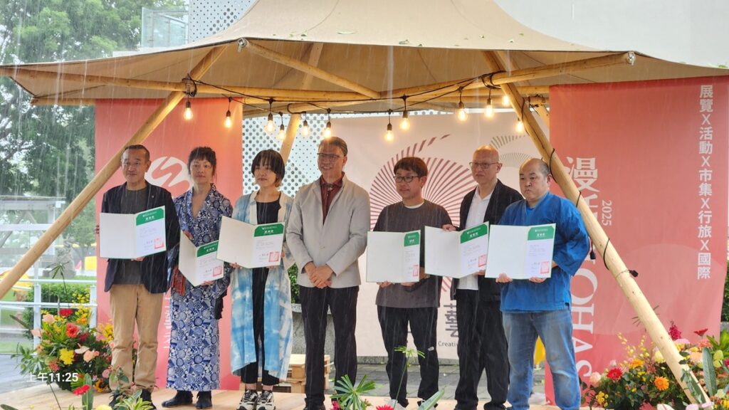 工藝中心深化臺日工藝文化交流,主任陳殿禮頒發感謝狀予六位日本工藝家。