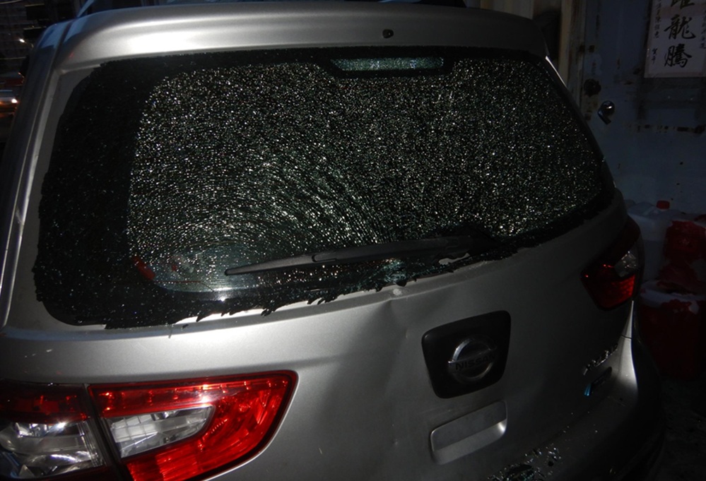 ▲圖說:邱男下班時,驚見愛車後車廂遭撞,連擋風玻璃都破成蜘蛛網狀 (圖/台中市政府 提供)