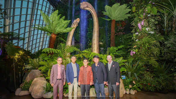 Left to Right:  Mr. Felix Loh (CEO, Gardens by the Bay), Mr. Niam Chiang Meng (Chairman, Gardens by the Bay), Mr. Heng Swee Keat, Mr. Ron Tan (Group CEO, NEON) and Mr. Campbell Swann (Vice President, International Operations, Universal Destinations & Experiences)