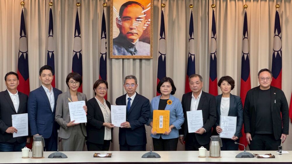 偕蔣萬安抨中央刪補助違法 饒慶鈴親赴行政院遞交訴願書 222 偕蔣萬安抨中央刪補助違法 饒慶鈴親赴行政院遞交訴願書 221