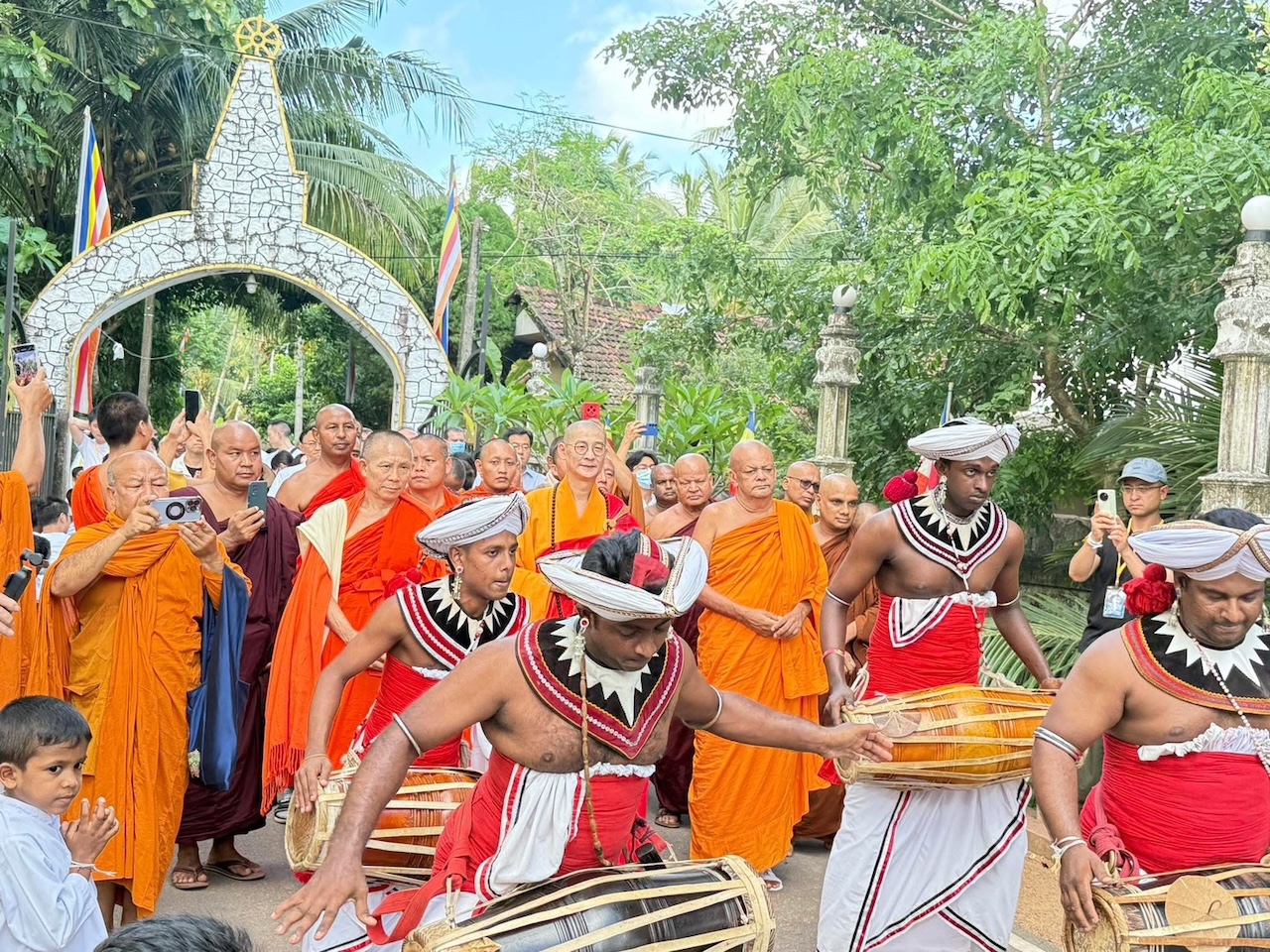 【有影】歡喜入厝!一佛一世界1.4萬坪國際總部啓用 斯里蘭卡國師阿努魯達、台灣廣修禪寺大慧法師共同揭幕 212 cnews250605a04