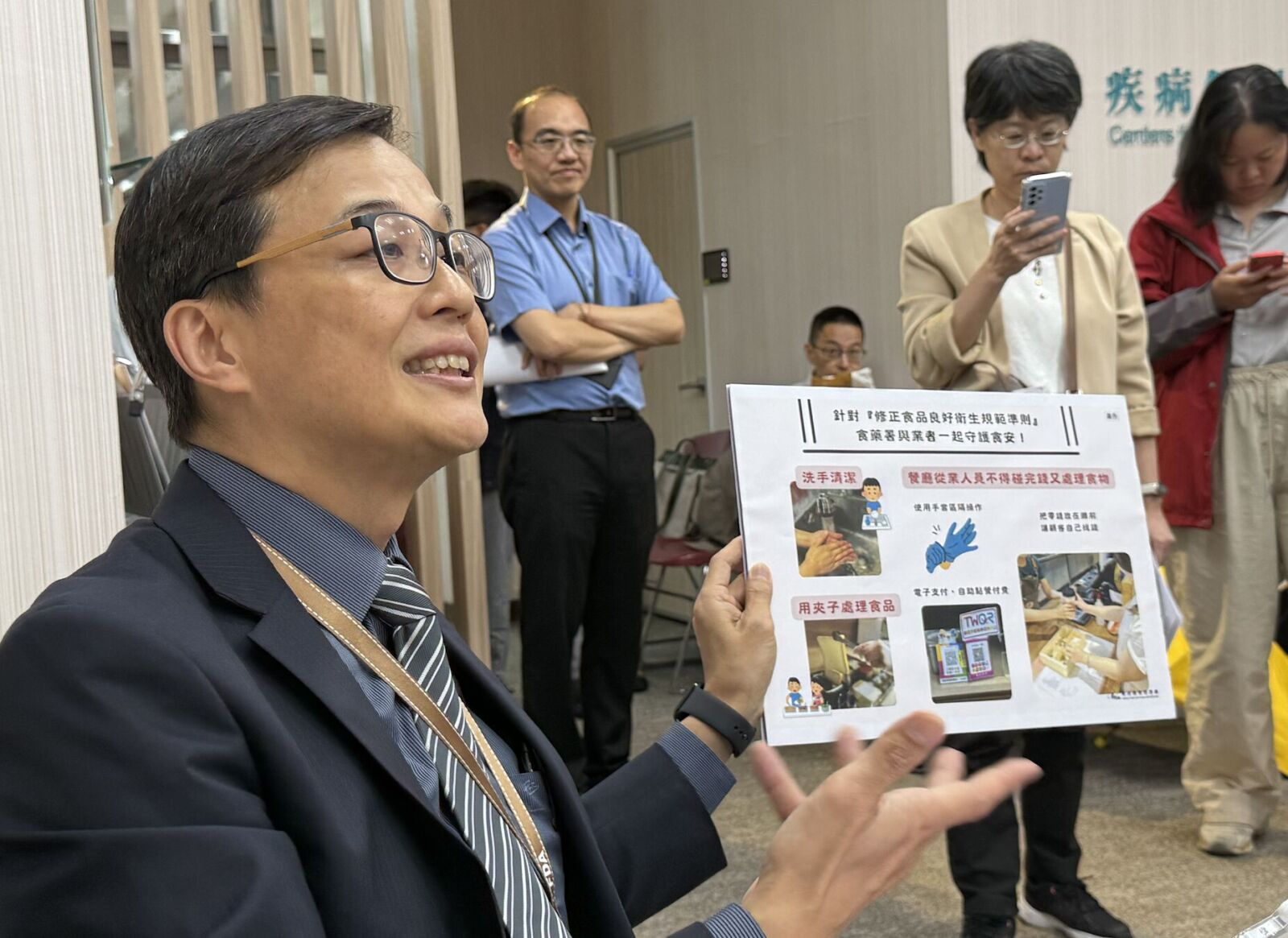 禁找錢後碰食物轉彎「無限期輔導」 食藥署長:不找大家麻煩! 214 禁找錢後碰食物轉彎「無限期輔導」 食藥署長:不找大家麻煩! 213