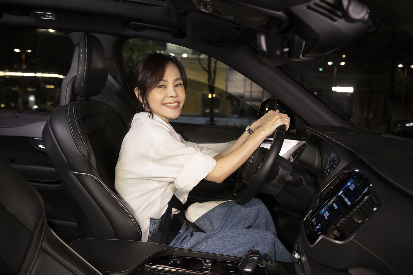 金曲歌后彭佳慧暌違4年新專輯 MV化身司機展現一流駕駛技術 230 金曲歌后彭佳慧暌違4年新專輯 MV化身司機展現一流駕駛技術 229