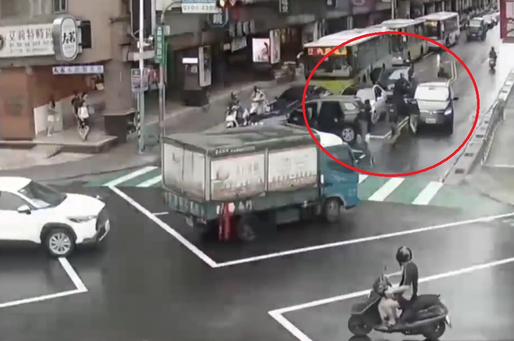 16警力路口圍捕 黑幫成員涉擁槍自重被逮 238 cnews204250605a07