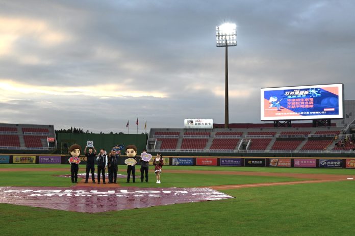 防詐宣導進球場!壢警攜手樂天桃猿守護民眾荷包 s 14524708 0 20250605 013131 scaled