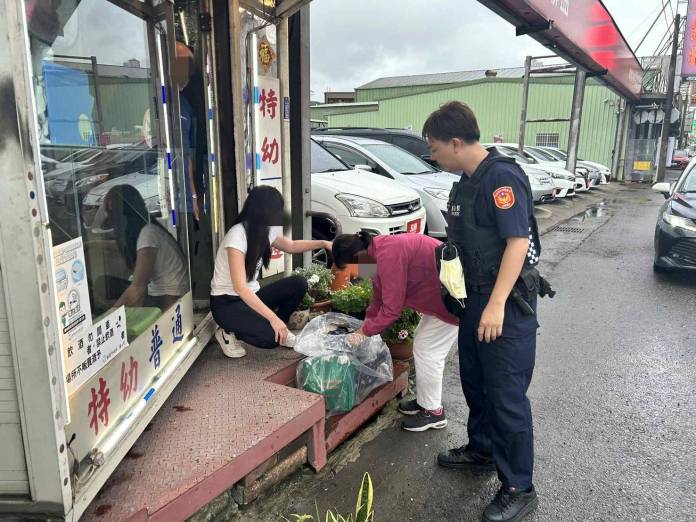 路邊穿雨衣竟丟了背包!檳榔攤老闆娘熱心伸援 路邊穿雨衣竟丟了背包!大園警民合力解圍