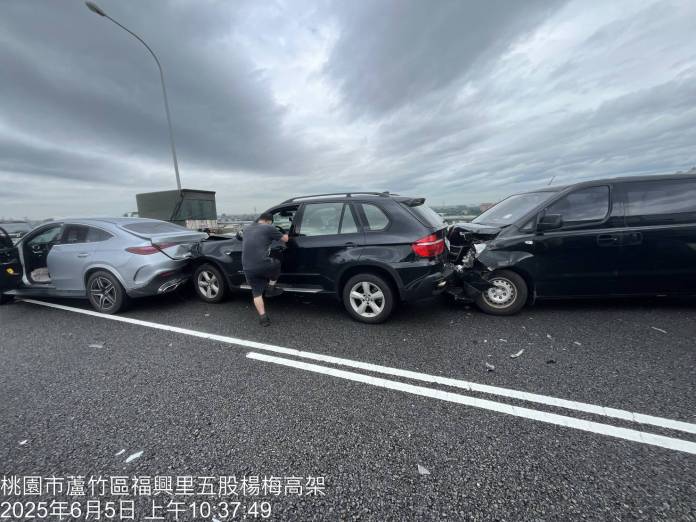 車流回堵未注意距離!國1桃園段8車撞成「一條龍」 509287 0