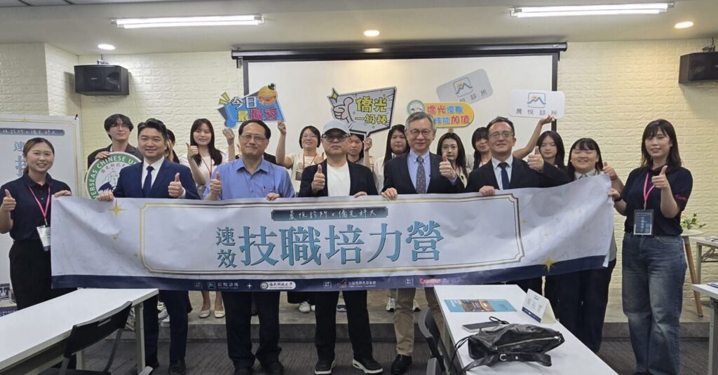台積電慈善基金會速效培力營密集的實作與互動,全體僑光科大學參與學生獲頒晨悅預防醫學機構的結業合格證書,完成百分百「畢業即就業」的目標。(台積電慈善基金會 提供)