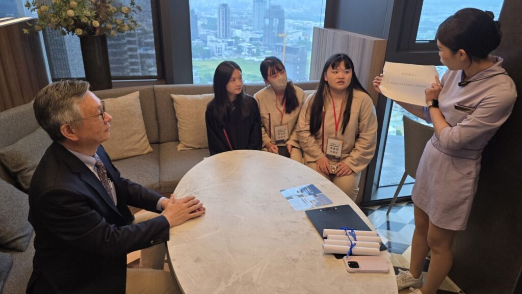 僑光科大余致力校長化身「神秘顧客」,實地參與體驗並觀察學生在第一線應對情境下的表現後給予回饋。(台積電慈善基金會 提供)