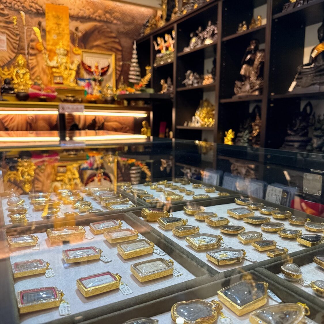 「夢幻佛牌」堅持一對一專屬服務原則,透過嚴格預約制度,為每位貴賓量身推薦最合適的佛牌,並提供完整的佩戴建議與後續開運指引。(圖/夢幻佛牌 提供)