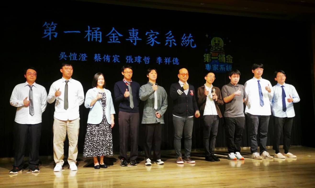 清大周卓煇輝教授(左6)率「第一桶金專家系統」師生團隊合影。(圖/記者黃溎芬翻攝)