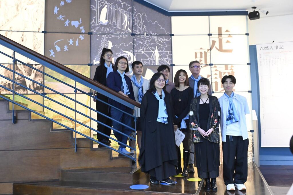 洄游六燃策展人賴雯淑與藝術家和策展團隊合照。(圖/記者黃溎芬翻攝)