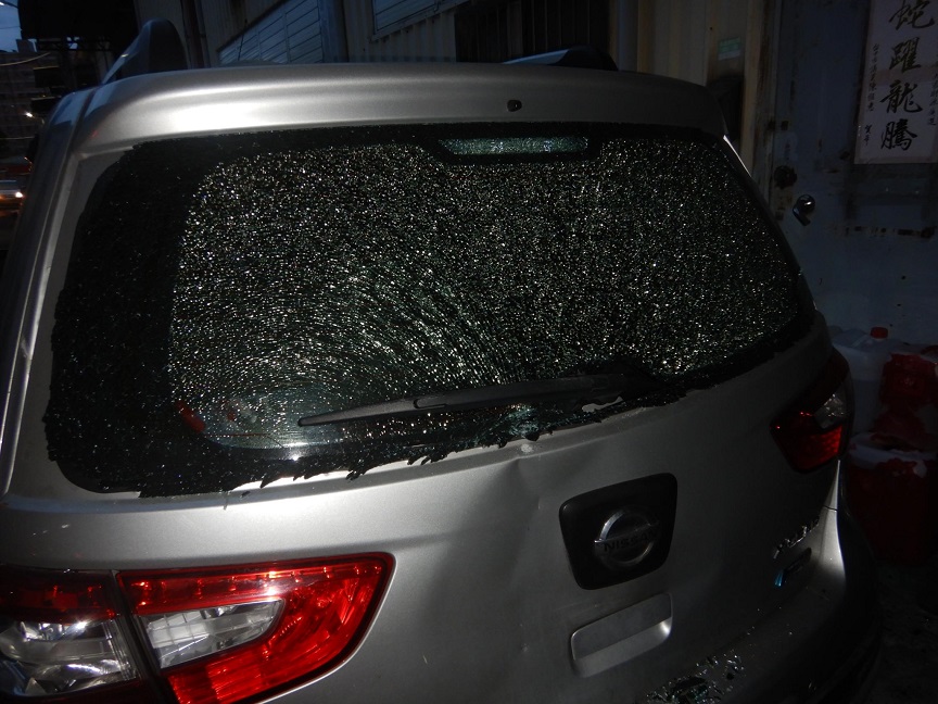 ▲男子下班驚見愛車「屁股」凹了、擋風玻璃破裂的心碎現場,幸有警方追出真相。