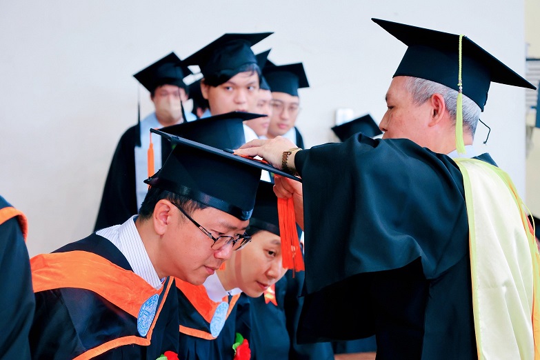 ▲聖約翰科技大學舉行113學年度畢業典禮,師長為畢業生逐一撥穗授證,恭喜學生順利完成學業,踏入嶄新人生階段。